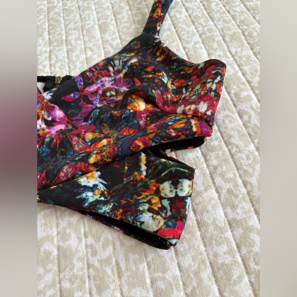 ASTR the Label Floral Side Cut Out Crop Top | Size Medium M - Picture 4 of 9